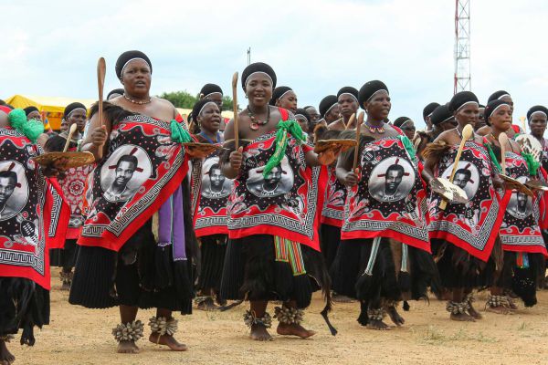 Met een foto van de koning Mswati III op hun kleding