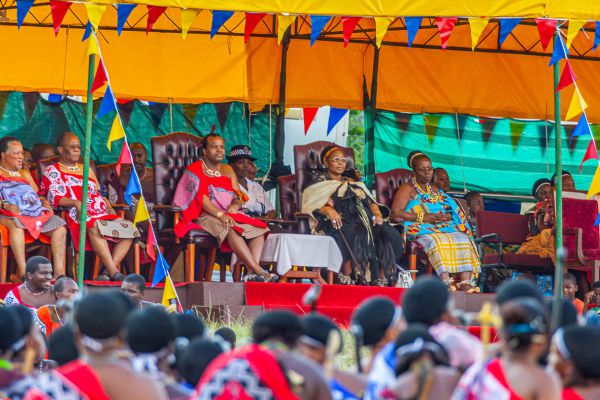 De Koning Mswati III heeft Kruislings 4 Lorie veren op zijn hoofd.