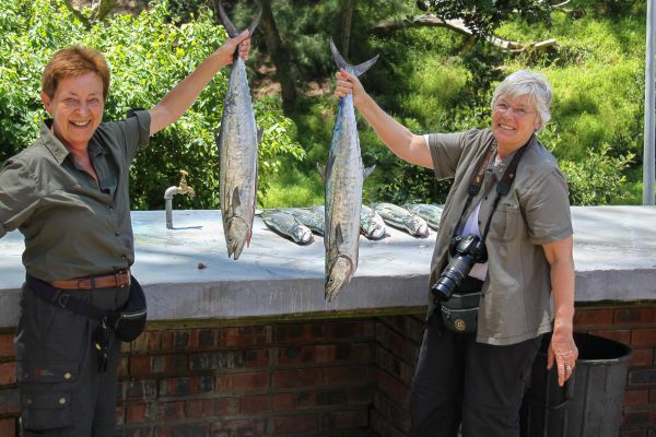 Marian en Conny met net gevangen Barracuda