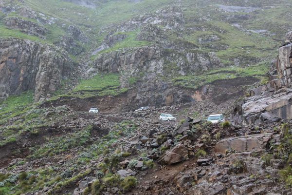 Afdaling  van de Sani Pass